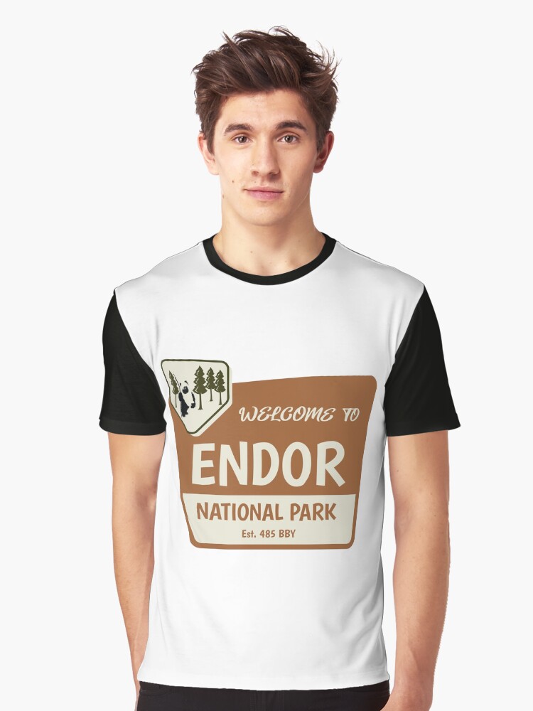 Imagen 1 de 5, Camiseta gráfica con la obra Bienvenido a Endor, diseñada y vendida por FitCheckApparel.