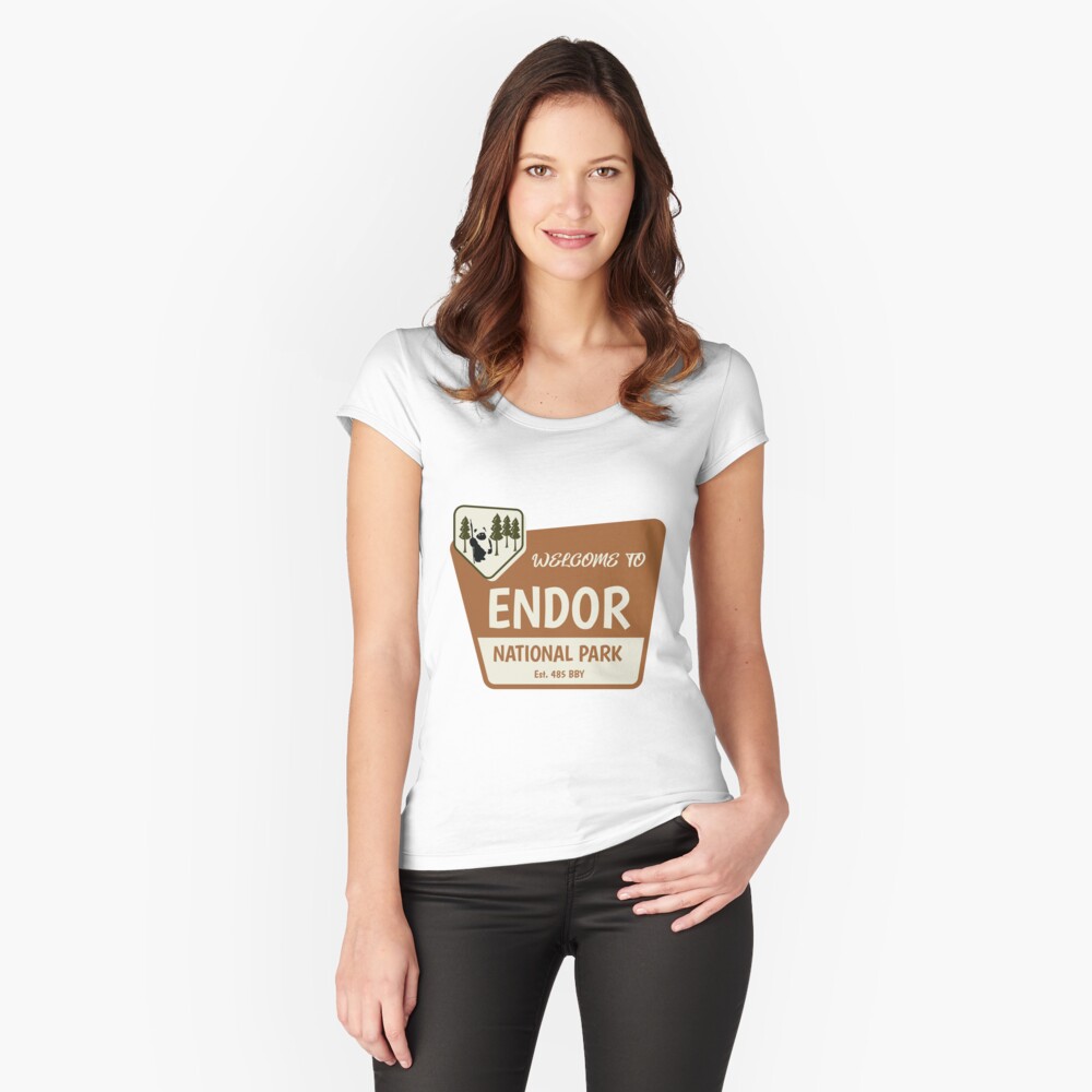 Vista previa del artículo con la obra «Camiseta entallada de cuello ancho», diseñado y vendido por FitCheckApparel.