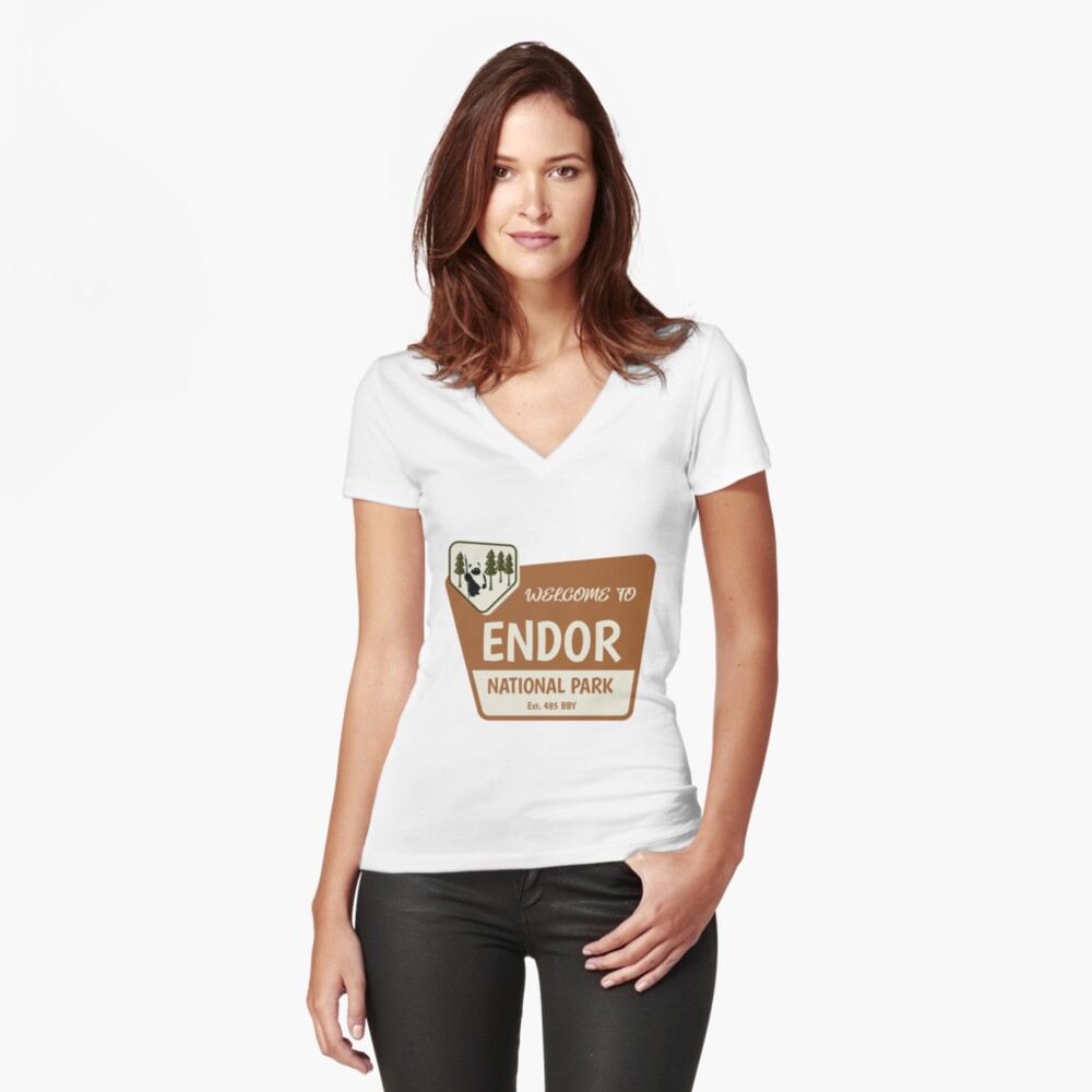 Vista previa del artículo con la obra «Camiseta entallada de cuello en V», diseñado y vendido por FitCheckApparel.