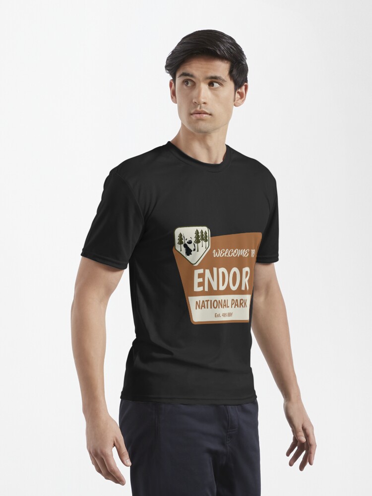 Imagen 3 de 7, Camiseta deportiva con la obra Bienvenido a Endor, diseñada y vendida por FitCheckApparel.