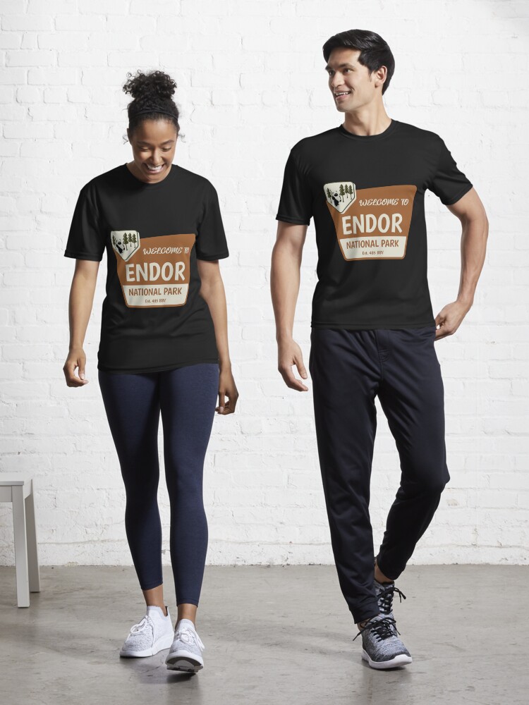 Imagen 1 de 7, Camiseta deportiva con la obra Bienvenido a Endor, diseñada y vendida por FitCheckApparel.