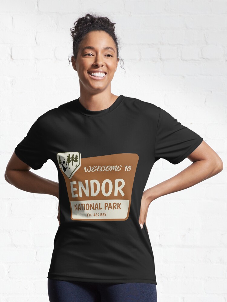 Imagen 6 de 7, Camiseta deportiva con la obra Bienvenido a Endor, diseñada y vendida por FitCheckApparel.