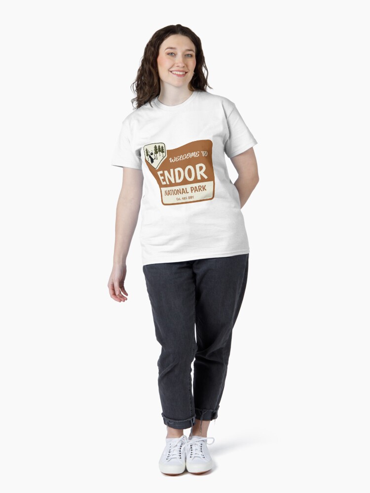 Imagen 4 de 7, Camiseta clásica con la obra Bienvenido a Endor, diseñada y vendida por FitCheckApparel.