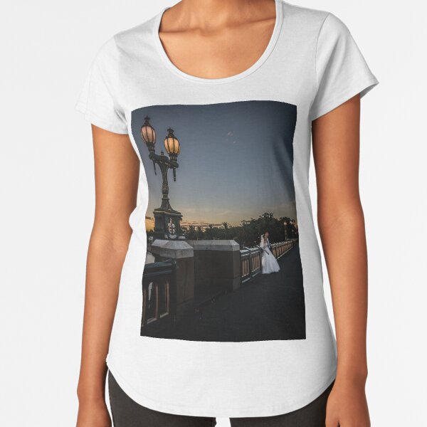 Young Married Couple on Princes Bridge, Melbourne Premium Scoop T-Shirt
