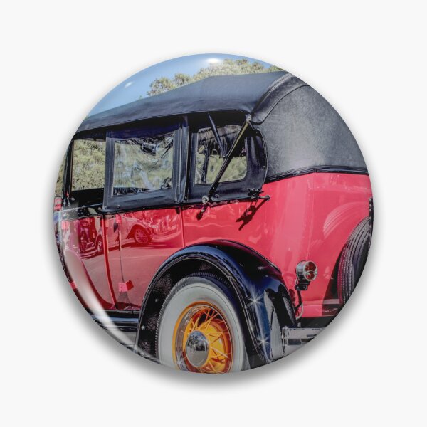 Artikelvorschau, Rotes Modell Ein Ford mit weißen Wänden und gelben Drahträdern entworfen und verkauft von Cars around Adelaide.