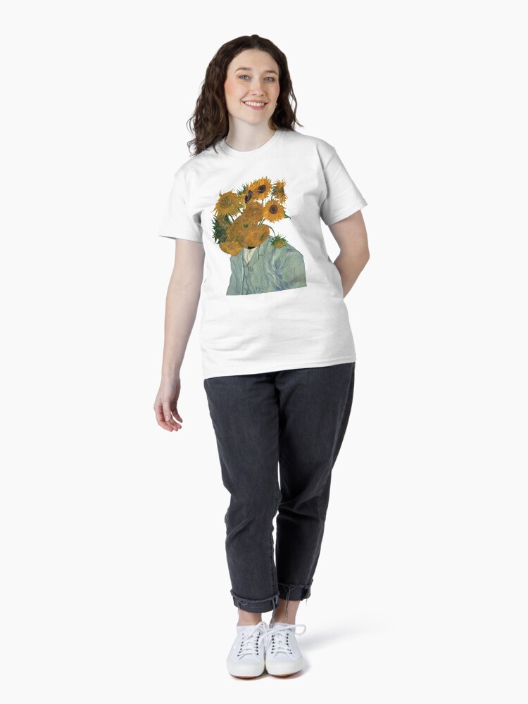 Aperçu 4 sur 7. T-shirt classique avec l'œuvre regardant les riches de Vincent créée et vendue par -Alexis-Brown-.