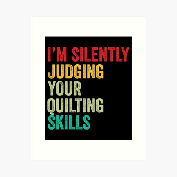 Aperçu de l'œuvre Cadeau pour les amateurs de quilting, drôle, je juge silencieusement vos compétences en quilting créée et vendue par vzrnmichsudops.