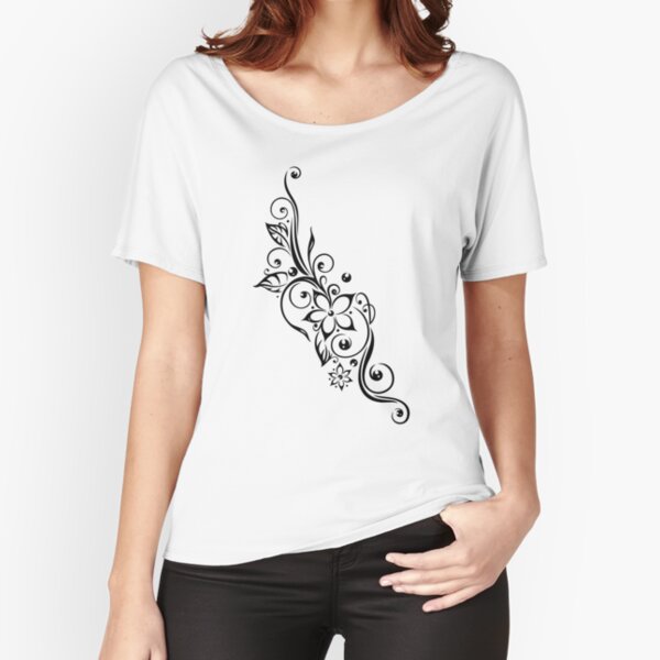 Filigrane Tribal Ranke mit Blüten und Blätter. Loose Fit T-Shirt