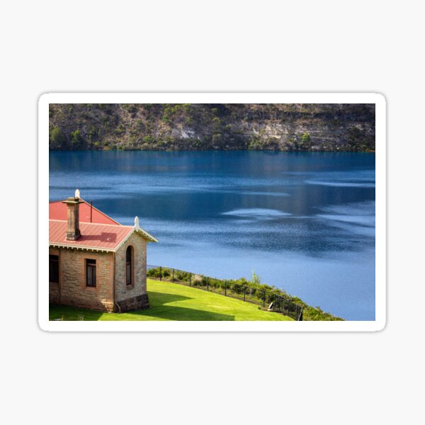 Artikel-Vorschau von Idyllisches Uferhaus: Zeitloser Fotodruck mit malerischem Seeblick Blue Lake Mount Gambier Australia, designt und verkauft von TRex-Landscapes.