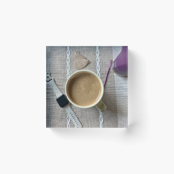 Artikelvorschau, Kaffeeszene mit Uhr, Ohrringen und Yeti entworfen und verkauft von hannahcapps.