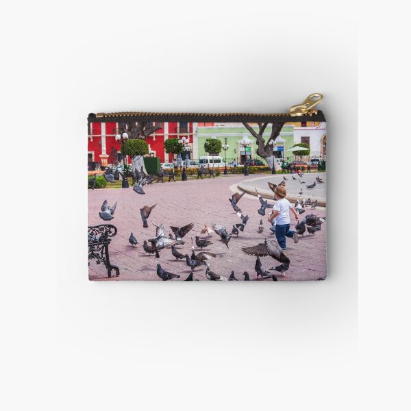 Artikelvorschau, Kinder und Vögel im Park entworfen und verkauft von Travelways.