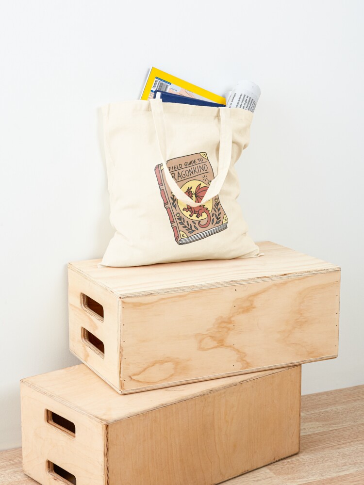 Thumbnail 4 von 5, Stofftasche, Vierter Flügel-Drachenbuch-Feldführer für die Drachenwelt designt und verkauft von treewitheyes.