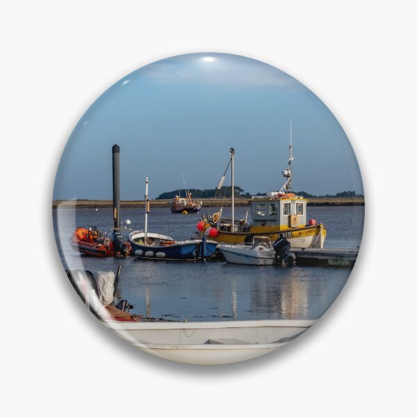Artikelvorschau, Gestrandetes Ruderboot bei Ebbe im Hafen von Wells-next-the-Sea entworfen und verkauft von yackers1.