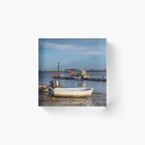 Artikelvorschau, Gestrandetes Ruderboot bei Ebbe im Hafen von Wells-next-the-Sea entworfen und verkauft von yackers1.