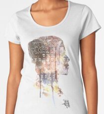 Camiseta premium de cuello ancho El lugar de una mujer está en la resistencia