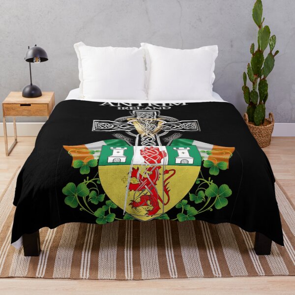 Aperçu de l'œuvre ✅ Antrim, Irlande Croix et blason celtiques irlandais créée et vendue par REAL IRISH GIFTS.