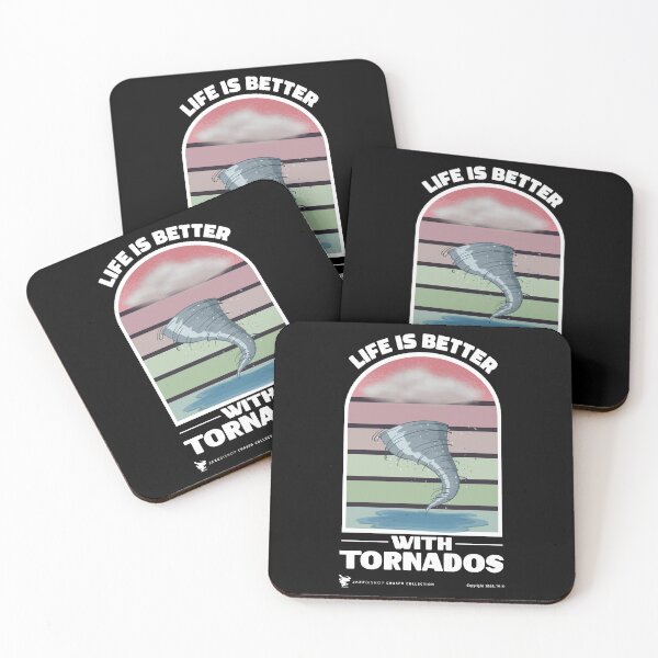 Aperçu de l'œuvre La vie est meilleure avec les tornades créée et vendue par Jazz Bishop’s Tornado Alley Tees.