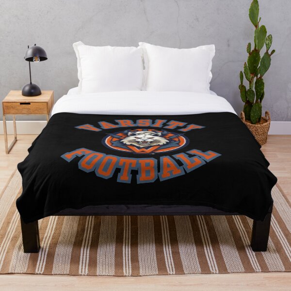 Aperçu de l'œuvre "Varsity Wildcats : mascotte dynamique de Wildcat avec un texte en gras "Varsity Football" en orange et bleu" créée et vendue par Eandbeyond.