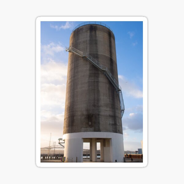 Vista previa del artículo con la obra «Tanque Silo Con Escaleras», diseñado y vendido por Michael McGimpsey.
