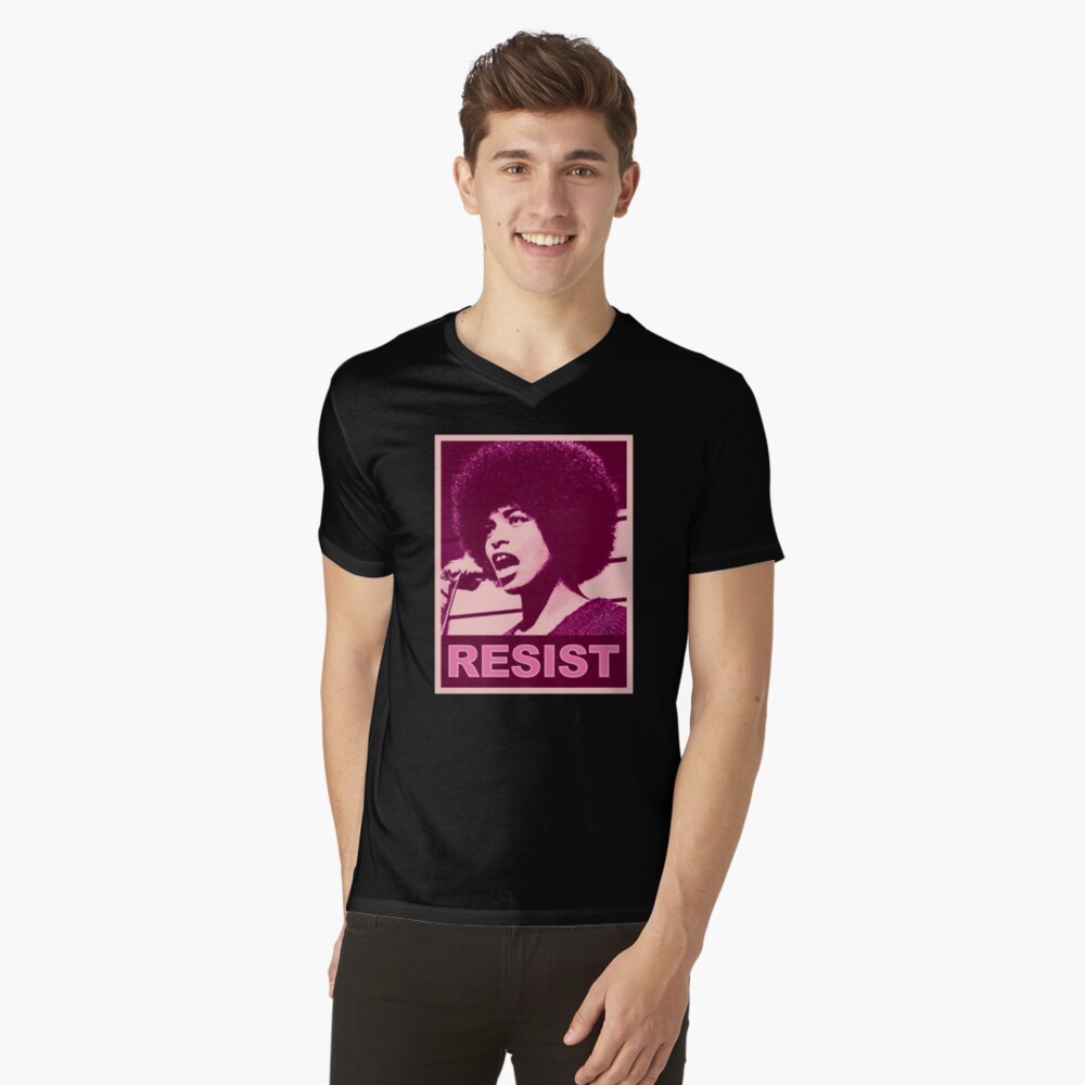 Vista previa del artículo con la obra «Camiseta de cuello en V», diseñado y vendido por Thelittlelord.