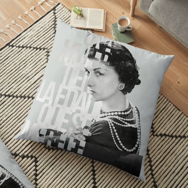 Eine Frau ist das Alter, das sie verdient - Coco Chanel Bodenkissen