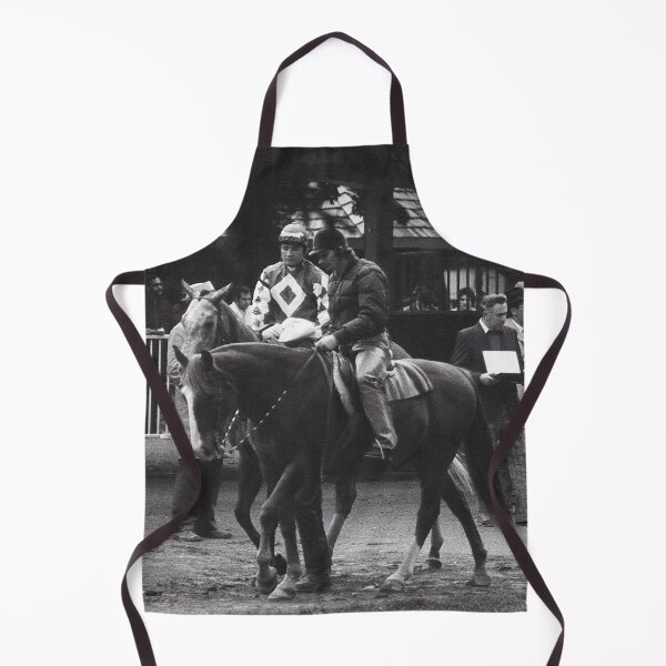 Artikelvorschau, FAST PÜNKTLICH & STAUBIG im PADDOCK C2024 Steve Yellowbear Fine Art entworfen und verkauft von SteveYellowbear.