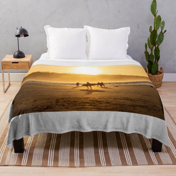 Artikelvorschau, Sonnenaufgang mit Surfern am Strand von Campeche, Florianopolis, Santa Catarina, Brasilien entworfen und verkauft von Intermundium.