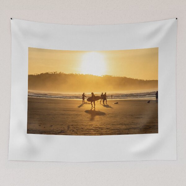 Artikelvorschau, Sonnenaufgang mit Surfern am Strand von Campeche, Florianopolis, Santa Catarina, Brasilien entworfen und verkauft von Intermundium.