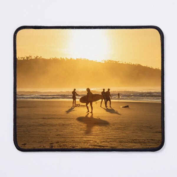 Artikelvorschau, Sonnenaufgang mit Surfern am Strand von Campeche, Florianopolis, Santa Catarina, Brasilien entworfen und verkauft von Intermundium.