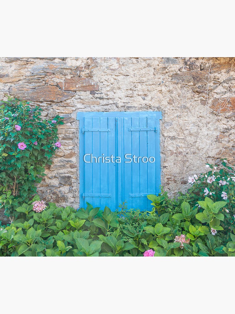 Aperçu 5 sur 5. Tapis de souris avec l'œuvre Volets bleus vintage sur un vieux bâtiment dans les Pyrénées françaises - photographie de rue et de voyage créée et vendue par CStroo.