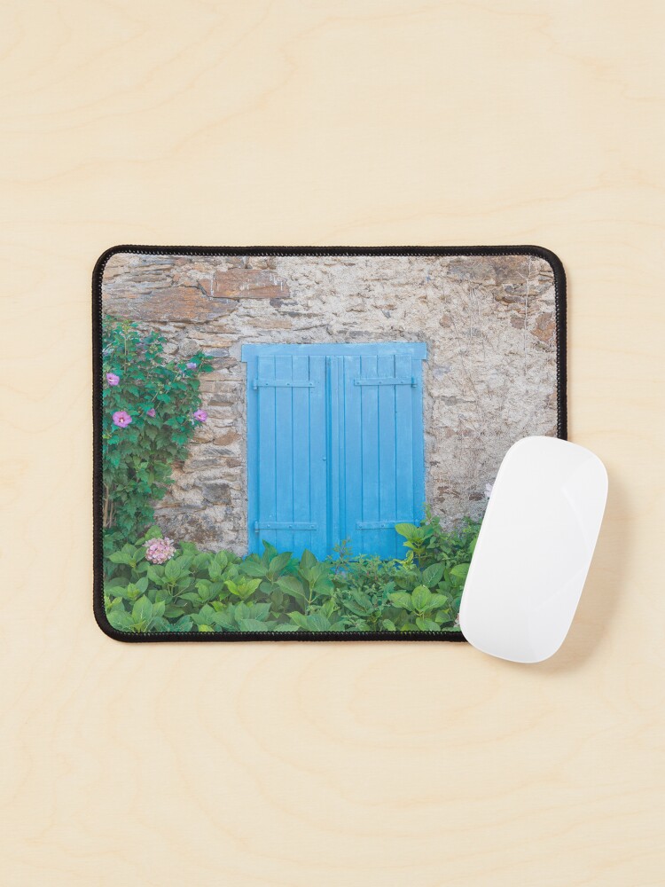 Aperçu 1 sur 5. Tapis de souris avec l'œuvre Volets bleus vintage sur un vieux bâtiment dans les Pyrénées françaises - photographie de rue et de voyage créée et vendue par CStroo.