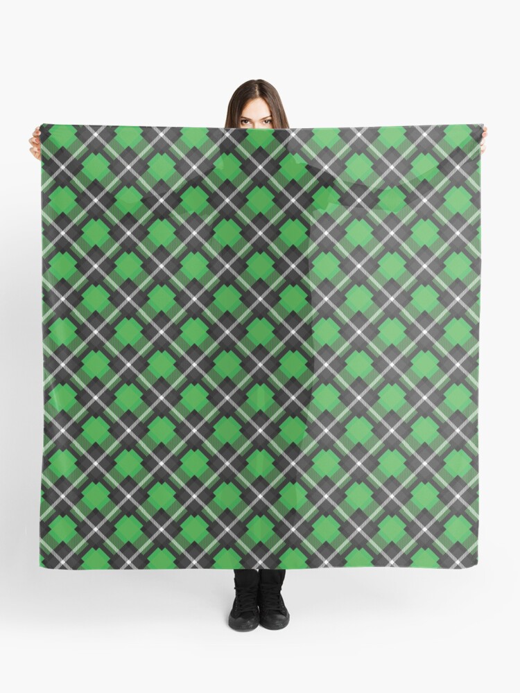 Aperçu 1 sur 3. Foulard avec l'œuvre Motif à carreaux verts créée et vendue par Oliveirallan.