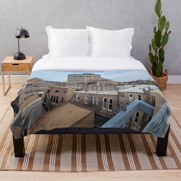 Aperçu de l'œuvre Suite de Luxe créée et vendue par Surreallytee.