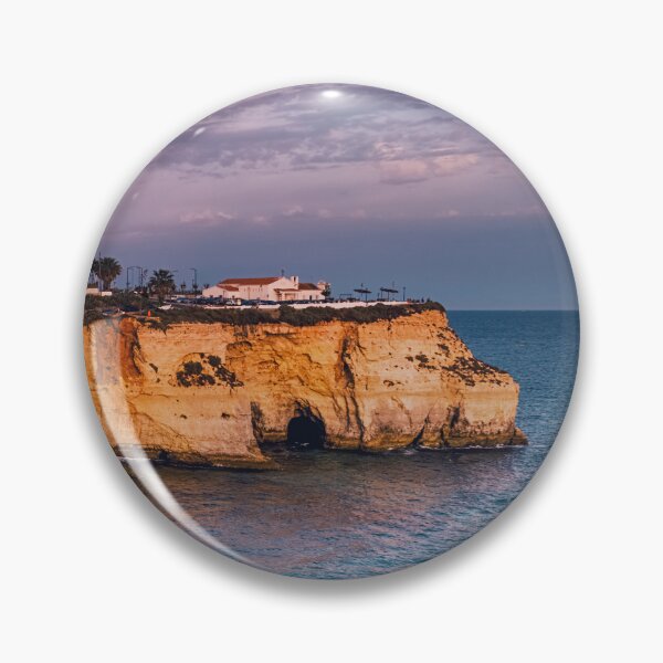 Artikelvorschau, Sonnenuntergang über der Stadt und dem Strand von Carvoeiro in Lagoa, Algarve, Portugal (Farbe) entworfen und verkauft von João Miguel.
