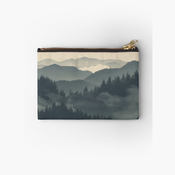 Artikelvorschau, Neblige Berggipfel entworfen und verkauft von Hashola Designs.