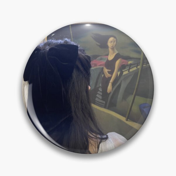 Aperçu de l'œuvre Femme regardant la peinture créée et vendue par CloverStop.