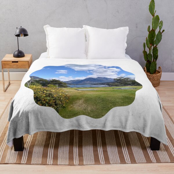 Artikelvorschau, Gelassenheit in der Natur: Eine Landschaft mit Bäumen, See und Natur entworfen und verkauft von tadeba.