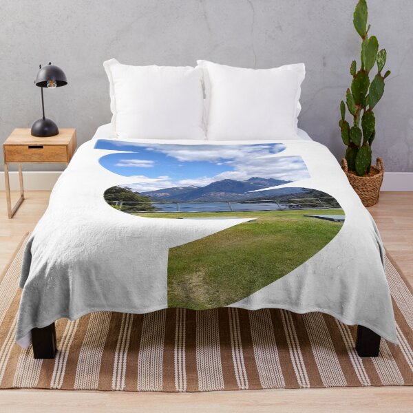 Artikelvorschau, Gelassenheit in der Natur: Eine Landschaft mit Bäumen, See und Natur entworfen und verkauft von tadeba.