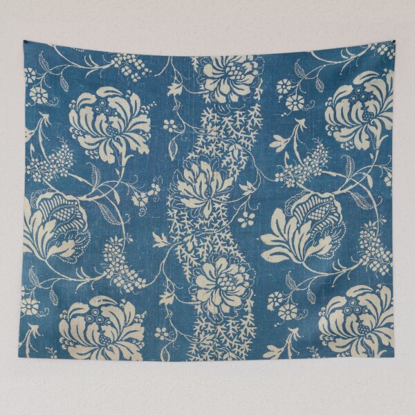 Artikelvorschau, Blaues florales französisches Textildesign aus dem 18. Jahrhundert entworfen und verkauft von Vintage Wall Art.