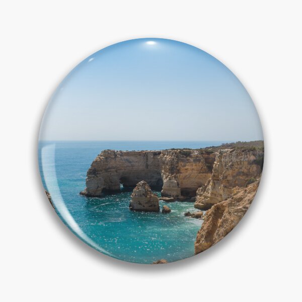 Artikelvorschau, Felsige Klippen im Ozean. Strand von Lagoa, Algarve, Portugal. entworfen und verkauft von João Miguel.