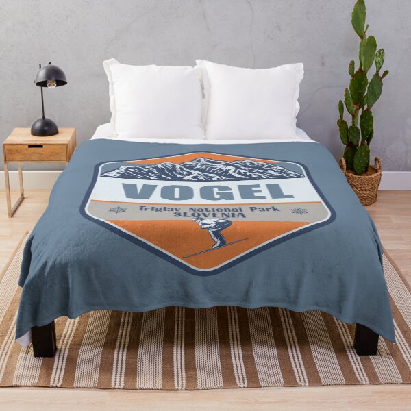 Aperçu de l'œuvre Vogel Slovénie Design de ski d'hiver vintage créée et vendue par CynthiaGraphics.