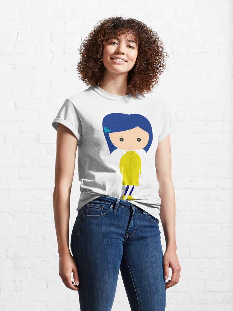Imagen 4 de 7, Camiseta clásica con la obra Coraline, diseñada y vendida por creotumundo.