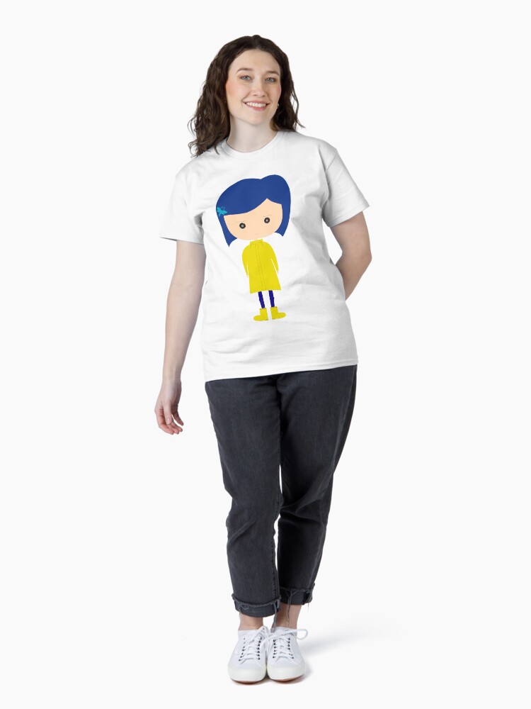 Imagen 4 de 7, Camiseta clásica con la obra Coraline, diseñada y vendida por creotumundo.