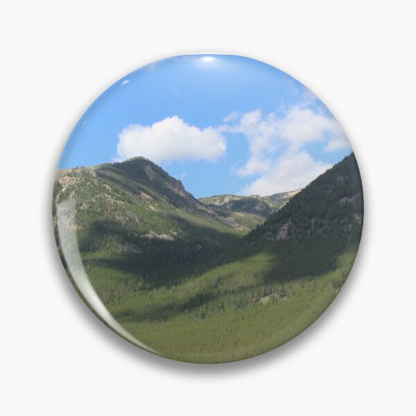 Artikelvorschau, Die schroffen Berge spielen Verstecken mit den Wolken entlang des Beartooth Highway in Montana entworfen und verkauft von GiftableGems.