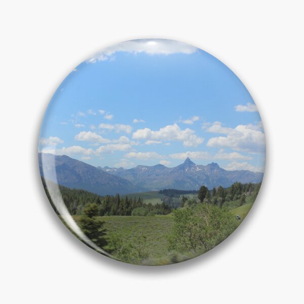 Artikelvorschau, Montanas ungezähmte Schönheit entlang des Beartooth Highway, wo schroffe Berge durch die ständig wechselnden Wolken ragen. entworfen und verkauft von GiftableGems.