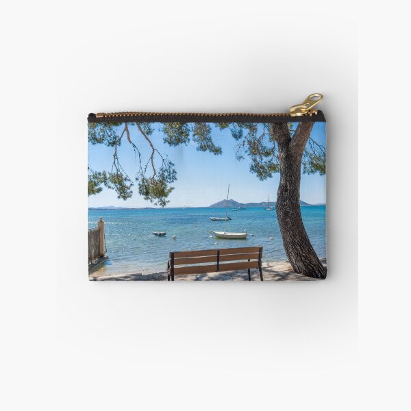 Artikelvorschau, Letzte Bank Puerto Pollensa Pine Walk entworfen und verkauft von GG WALL ART.