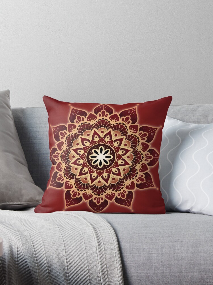 Aperçu 1 sur 4. Coussin avec l'œuvre Mandala du Chakra Racine (série) créée et vendue par AudreyJanvier.