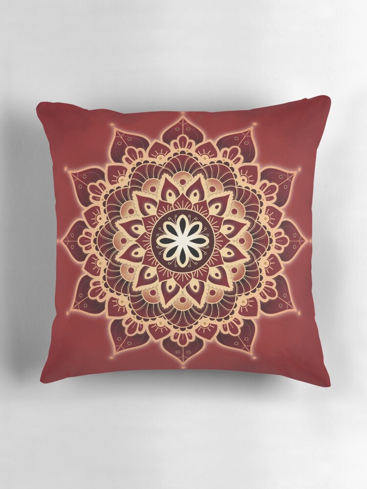 Aperçu 3 sur 4. Coussin avec l'œuvre Mandala du Chakra Racine (série) créée et vendue par AudreyJanvier.