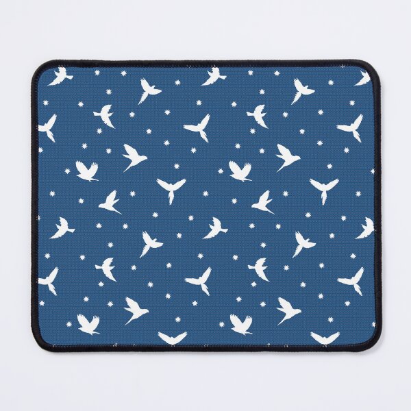 Aperçu de l'œuvre Motif d'oiseaux et d'étoiles blancs sur fond bleu créée et vendue par colorofmagic.