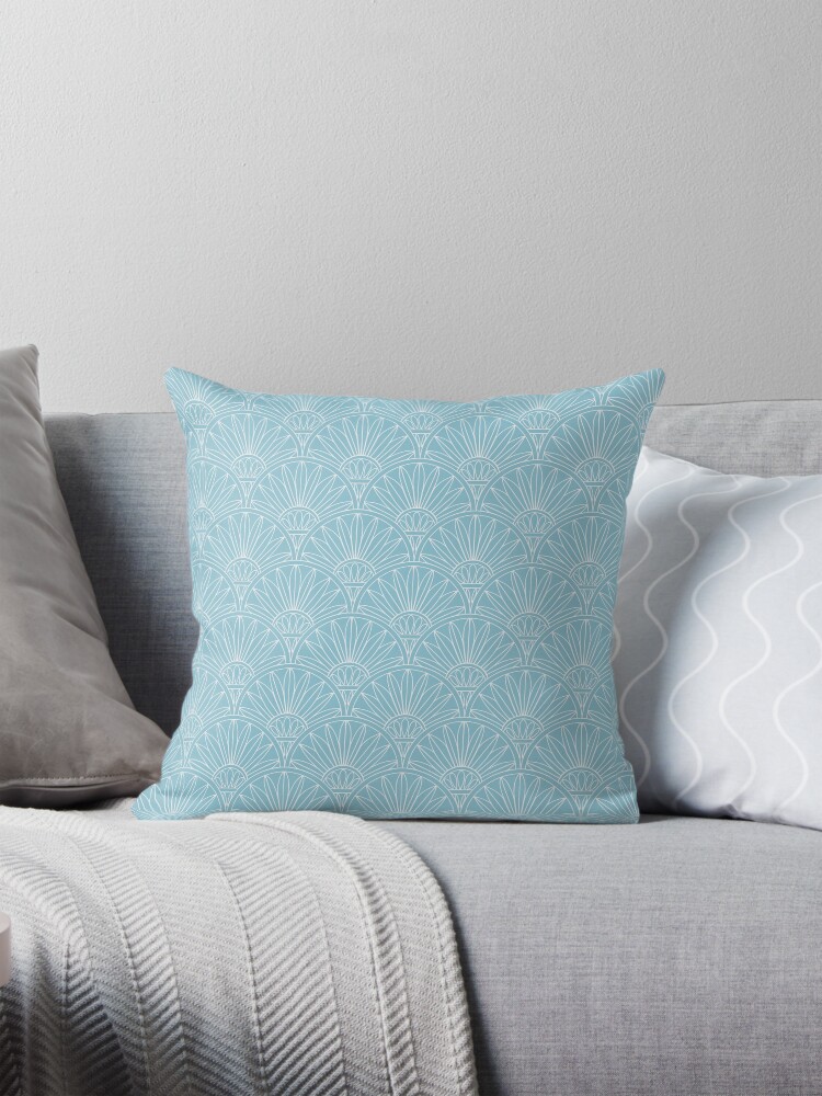 Aperçu 1 sur 4. Coussin avec l'œuvre Mosaïque art nouveau de couleur gris sur fond bleu créée et vendue par Wicupp.